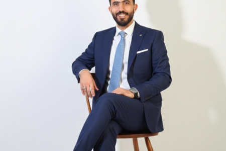 عدسة “كمال حسين منصور”.. ريادة بصرية ترسم ملامح الكفاح في برنامج “الجدعان”